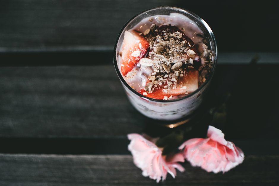 Verrines de fromage blanc, miel et fruits rouges